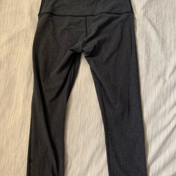 Lululemon gray crop, size 6/8 EUC - Picture 3 of 4
